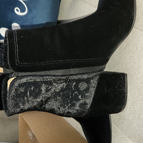Lucky Brand LP-RUBEE Black Smooth Velvet 8M Boot - Picture 1 of 7